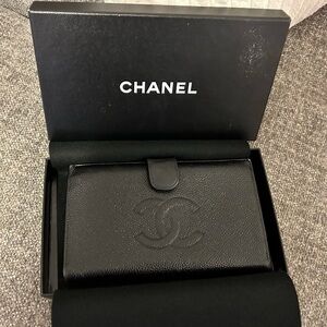 EUC Chanel  Caviar Leather CC Logo Wallet/Purse WITH BOX!